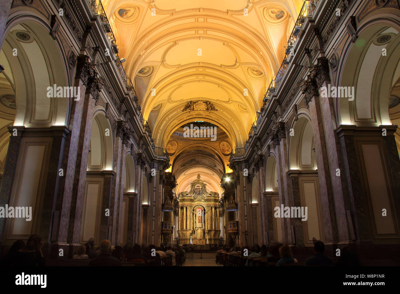 Buenos Aires Metropolitan Kathedrale, mit seinem eleganten Interieur, dient als das wichtigste Zentrum des Katholizismus in Buenos Aires, der Hauptstadt Argentiniens Stockfoto