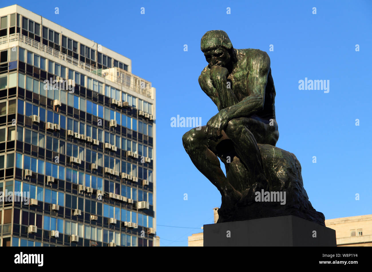 Der Denker von Auguste Rodin, ist eine markante Skulptur befindet sich auf der Plaza Mariano Moreno in der Südamerikanischen Stadt Buenos Aires in Argentinien Stockfoto