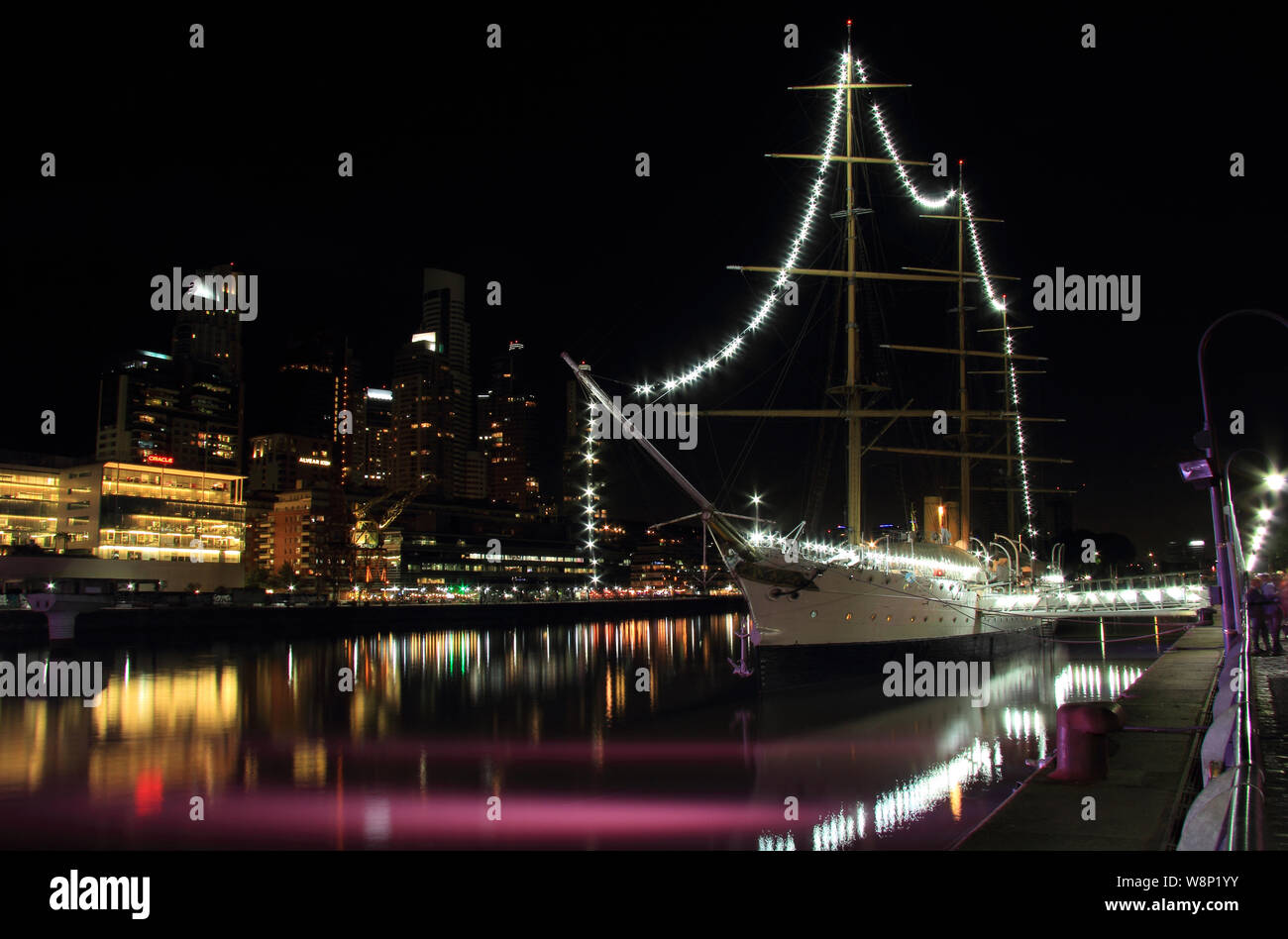 Puerto Madero, hier nachts gesehen, ist ein beliebtes Ziel für Reisende und Einheimische in der Südamerikanischen Stadt Buenos Aires, Argentinien Stockfoto