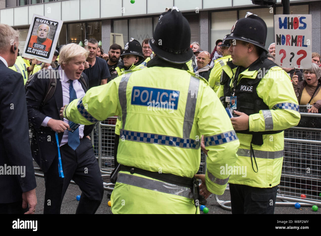 Peter Street, Manchester, UK. 5. Oktober 2015. Anti-Tory Protesters shout Missbrauch und Kunststoff Kugeln an Boris Johnson und anderen Delegierten werfen an der e Stockfoto