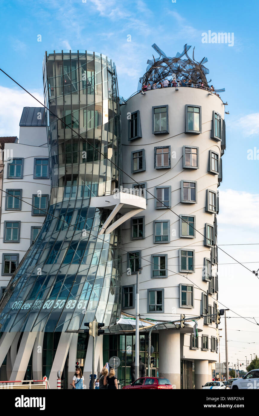 Tanzendes Haus in Prag, Tschechische Republik wurde von Vlado Milunic und Frank Gehry entworfen Stockfoto