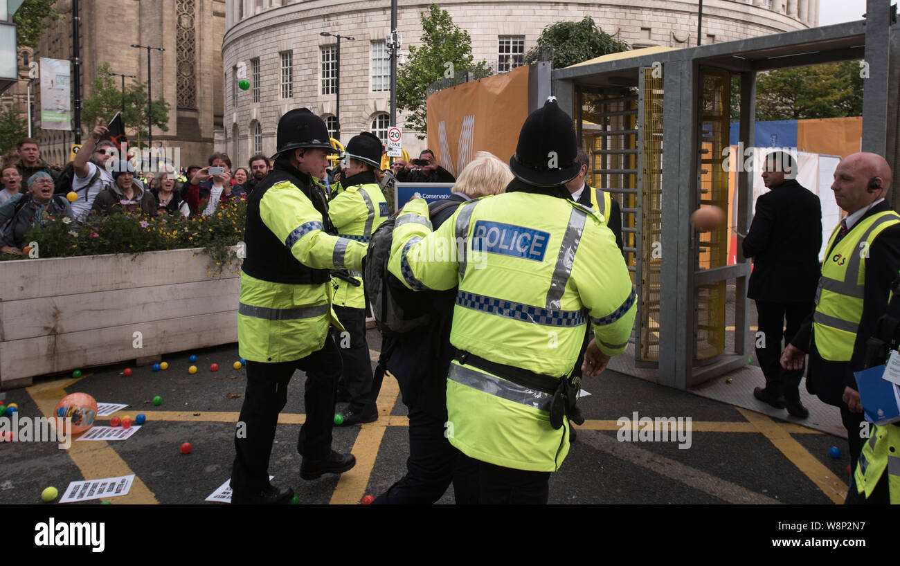 Peter Street, Manchester, UK. 5. Oktober 2015. Anti-Tory Protesters shout Missbrauch und Kunststoff Kugeln an Boris Johnson und anderen Delegierten werfen an der e Stockfoto