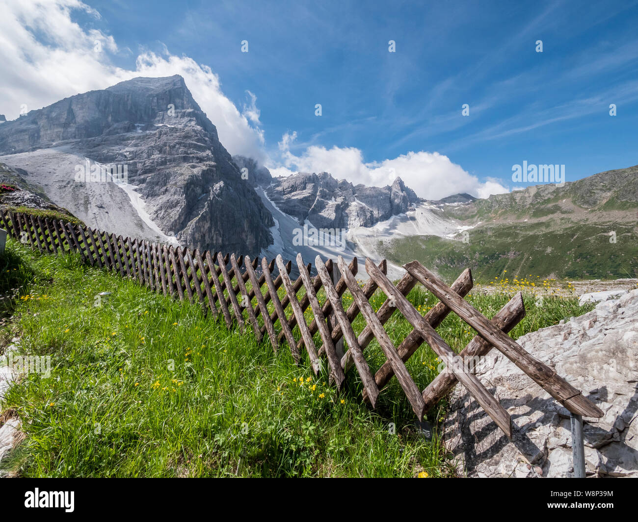 Die schroffen Gipfel der Tribulaun Berge an der Spitze der Gschnitztal Tal in der Nähe von Steinach im österreichischen Tirol Stockfoto