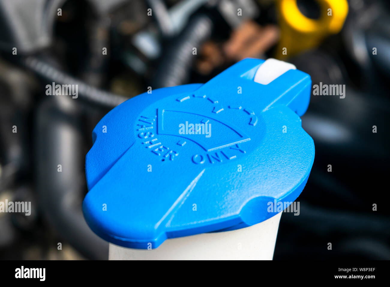 Auto Scheibenwischer Reinigungsspray Wasserbehälter blaue Flasche Cap in auto motor Platz. Von Autoteilen. Auto innen. Installiert vorne unter der Haube Nea Stockfoto
