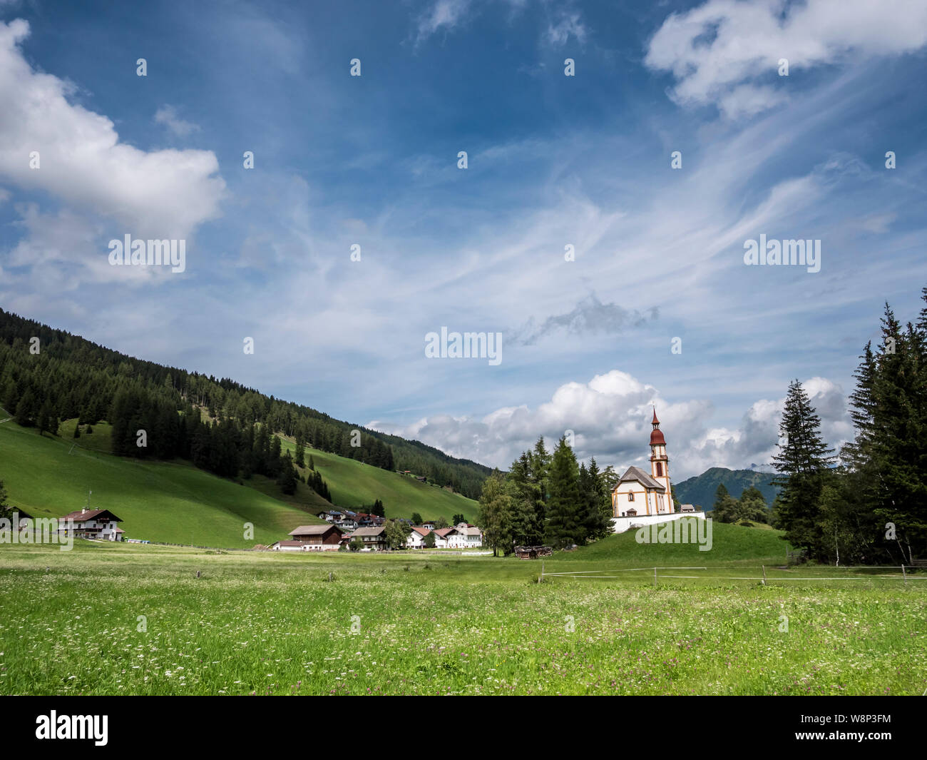 Die charmante Kirche des Hl. Nikolaus an der Spitze der Obernberg Tal in der Nähe von Steinach am Brenner im österreichischen Tirol. Stockfoto