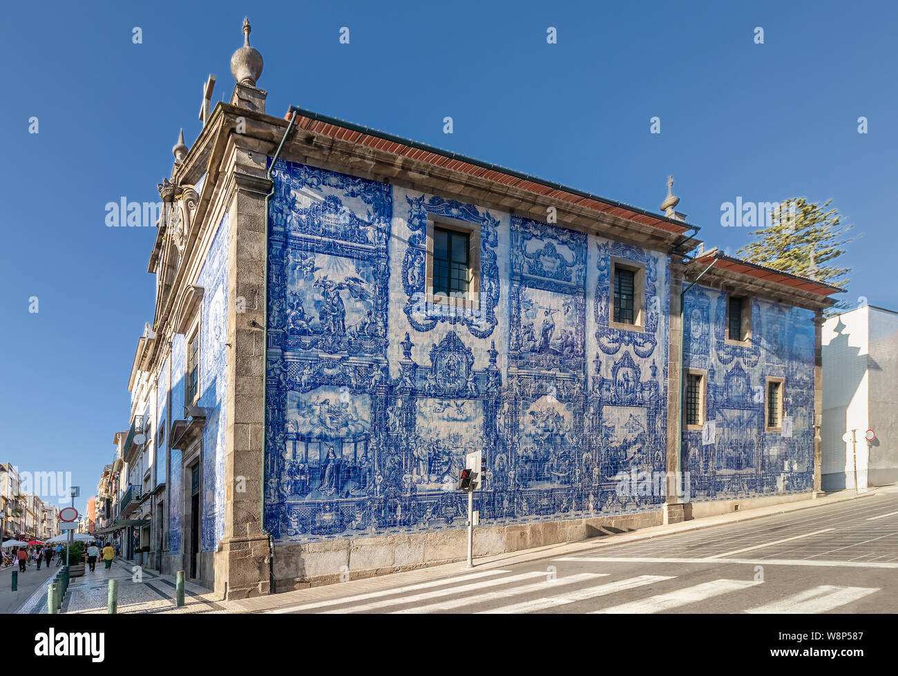 Die Außenfassade der Kapelle der Seelen (Capela das Almas de Santa Catarina) auf der Straße Santa Catarina in Porto, Portugal Stockfoto