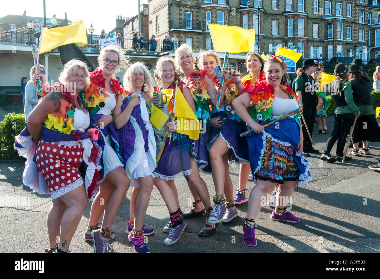 Cranbrook, Kent, Großbritannien. 10. August 2019. Die Losen Frauen Morris Dancing Gruppe zu Beginn der Broadstairs Folk Woche 2019. Urban Images-News/Alamy Stockfoto