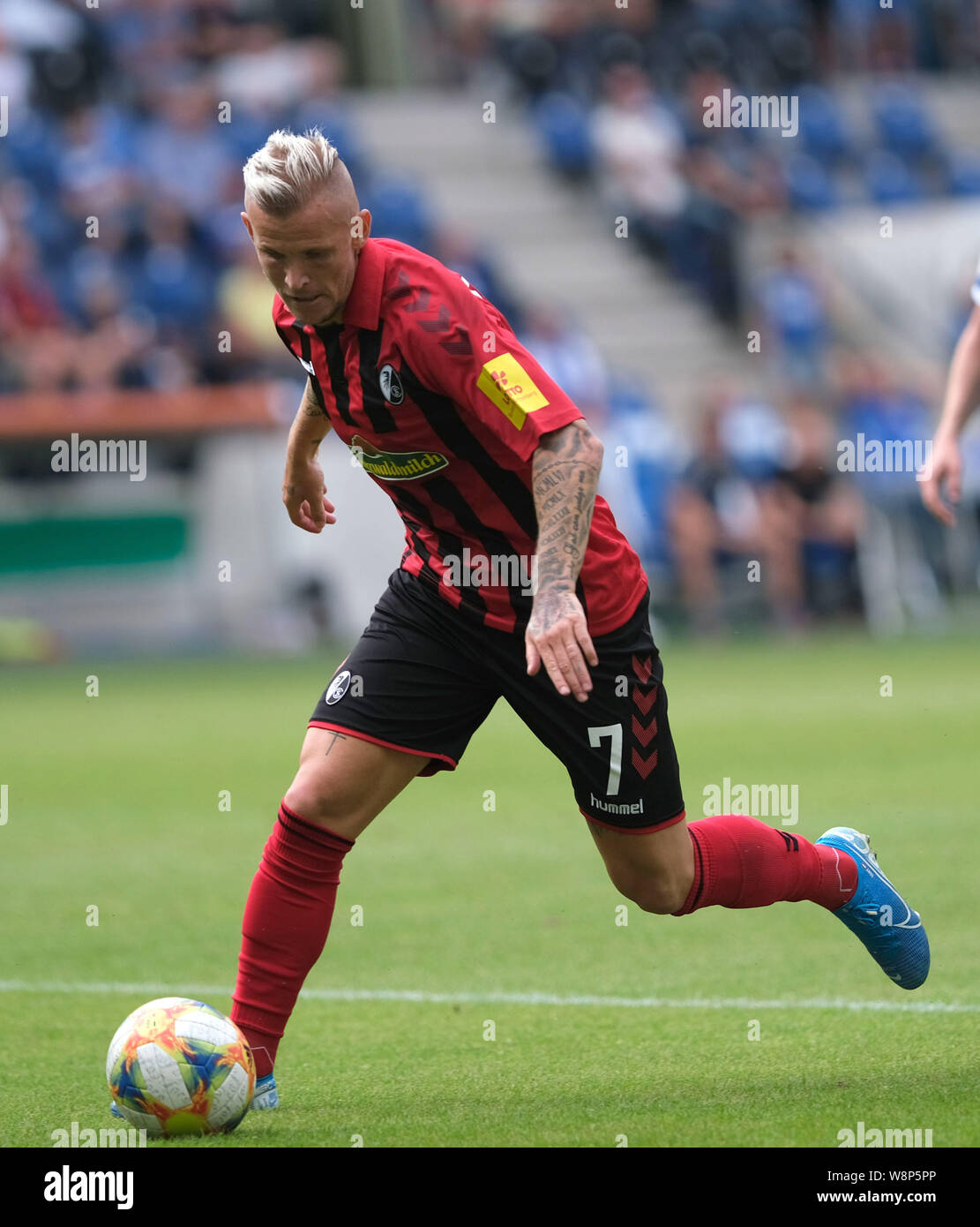 Magdeburg, Deutschland. 10 Aug, 2019. Fussball: DFB-Pokal, 1.FC Magdeburg - SC Freiburg, 1. Runde in der MDCC-Arena. Freiburger Jonathan Schmid ist am Ball. Credit: Peter Steffen/dpa - WICHTIGER HINWEIS: In Übereinstimmung mit den Anforderungen der DFL Deutsche Fußball Liga oder der DFB Deutscher Fußball-Bund ist es untersagt, zu verwenden oder verwendet Fotos im Stadion und/oder das Spiel in Form von Bildern und/oder Videos - wie Foto Sequenzen getroffen haben./dpa/Alamy leben Nachrichten Stockfoto