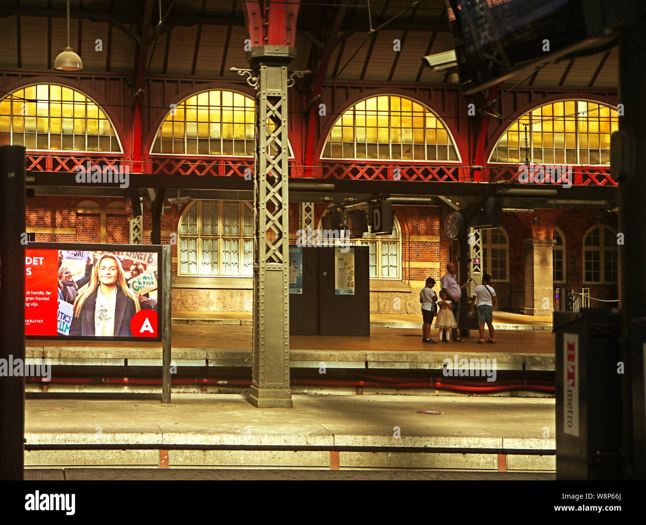 Kopenhagen, Dänemark - Juni 16, 2019 Der Hauptbahnhof von Kopenhagen, Zug Plattformen, die von den typischen Bahn abgedeckt Bogendach Architektur 1911 Stockfoto