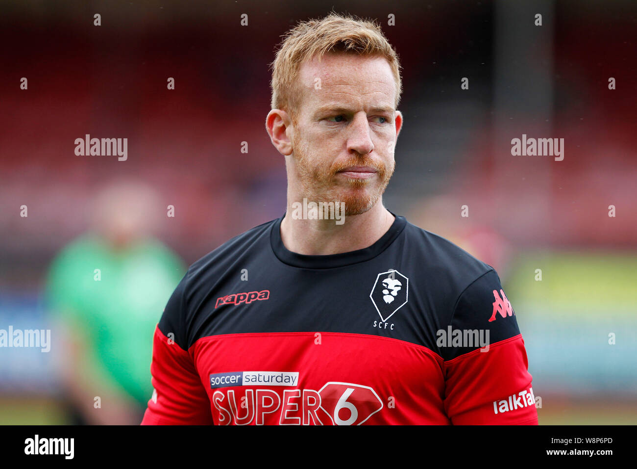 Crawley, Großbritannien. 10 Aug, 2019. Adam Rooney von Salford Stadt erwärmt sich während der efl Sky Bet Liga 2 Übereinstimmung zwischen Crawley und Salford Stadt an der Checkatrade.com Stadium, Crawley in England am 10. August 2019. Foto von Carlton Myrie. Nur die redaktionelle Nutzung, eine Lizenz für die gewerbliche Nutzung erforderlich. Keine Verwendung in Wetten, Spiele oder einer einzelnen Verein/Liga/player Publikationen. Credit: UK Sport Pics Ltd/Alamy leben Nachrichten Stockfoto