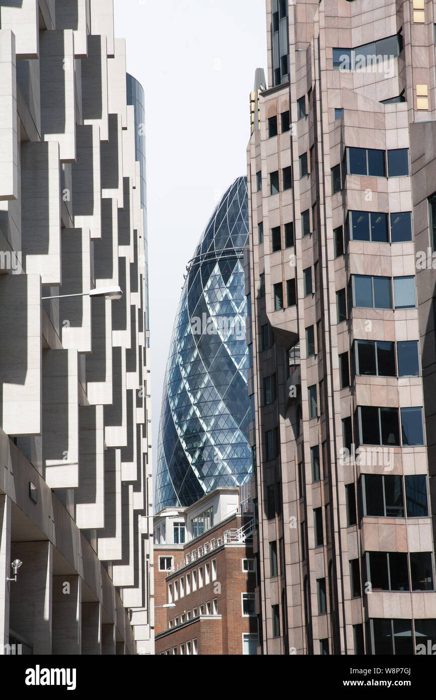 The Gherkin Gebäude in zwischen zwei Wolkenkratzern, London Stockfoto