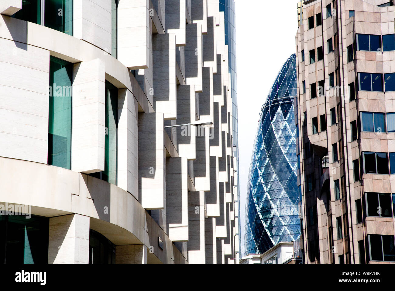 The Gherkin Gebäude in zwischen zwei Wolkenkratzern, London Stockfoto