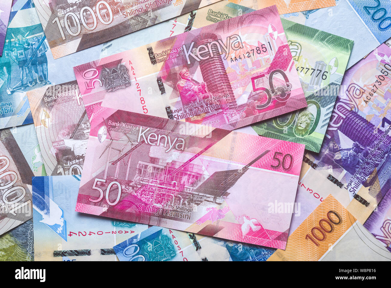 Neue 2019 Kenianische 50 Schilling Banknoten über anderen Banknoten in verschiedenen Stückelungen Stockfoto