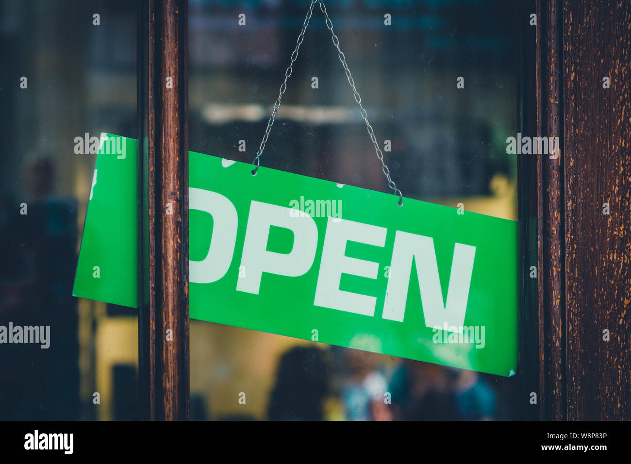 Öffnen Anmelden Shop Fenster öffnen Anmelden store Eingang Stockfoto