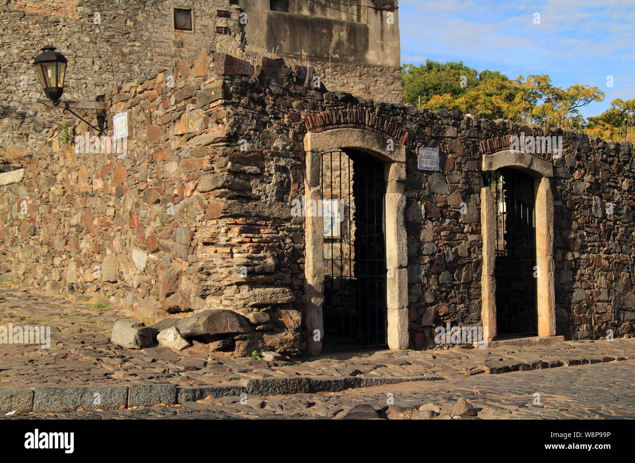 Alte Ruinen, malerischen Kopfsteinpflasterstraßen und portugiesischer und spanischer Architektur machen, um einige der wichtigsten Funktionen von Colonia del Sacramento in Uruguay Stockfoto