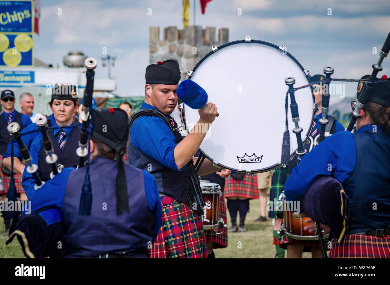 Fergus, Ontario, Kanada - 08 11 2018: Schlagzeuger der Hamilton Polizei Rohre und Trommeln Band paricipating in der Pipe Band Contest von Pipers und Pip gehalten Stockfoto