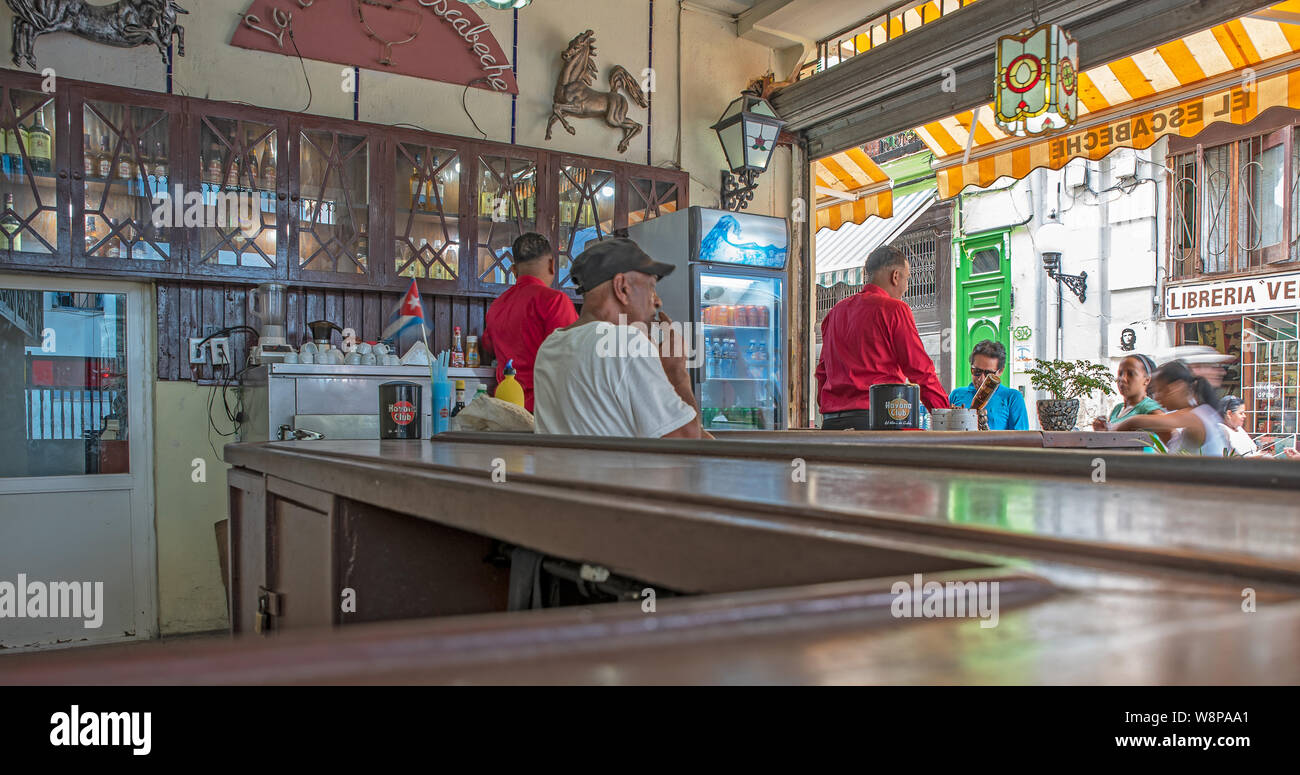 Havanna, Kuba - April 09, 2019: Arbeiter und Patron bei einem Open Air Bar in der Altstadt Stockfoto
