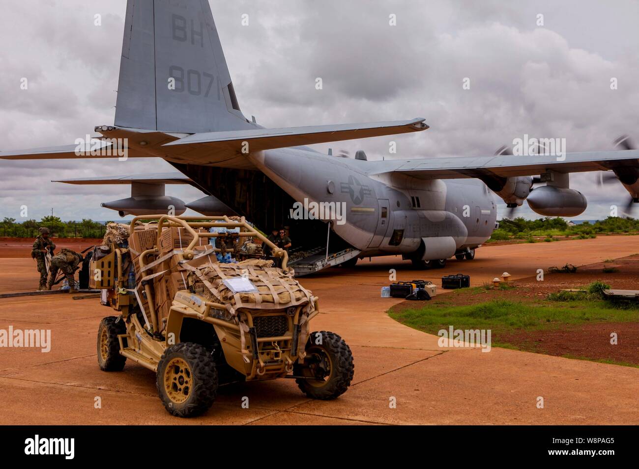 Ein U.S. Marine Corps Utility-Terrain Fahrzeug mit besonderer Zweckbestimmung Marine Air-Ground Task Force-Crisis - Response-Africa 19.2, Marine Europa und Afrika, trifft in Bamako, Mali, Aug 6, 2019 während einer Botschaft - Verstärkung. SPMAGTF-CR-AF probten die Verstärkung der US-Botschaft in Bamako, um Kenntnisse als Warnhinweis Kraft und übung Krise-Operationen zur Unterstützung der Interessen der USA zu erhöhen. (U.S. Marine Corps Foto vom Kapitän Ton Groover) Stockfoto