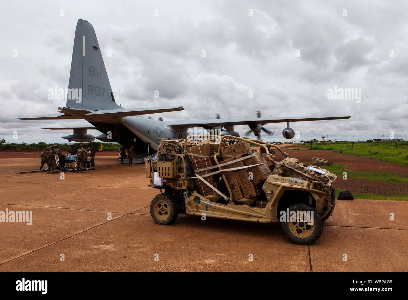 Ein U.S. Marine Corps Utility-Terrain Fahrzeug mit besonderer Zweckbestimmung Marine Air-Ground Task Force-Crisis - Response-Africa 19.2, Marine Europa und Afrika, trifft in Bamako, Mali, Aug 6, 2019 während einer Botschaft - Verstärkung. SPMAGTF-CR-AF probten die Verstärkung der US-Botschaft in Bamako, um Kenntnisse als Warnhinweis Kraft und übung Krise-Operationen zur Unterstützung der Interessen der USA zu erhöhen. (U.S. Marine Corps Foto vom Kapitän Ton Groover) Stockfoto