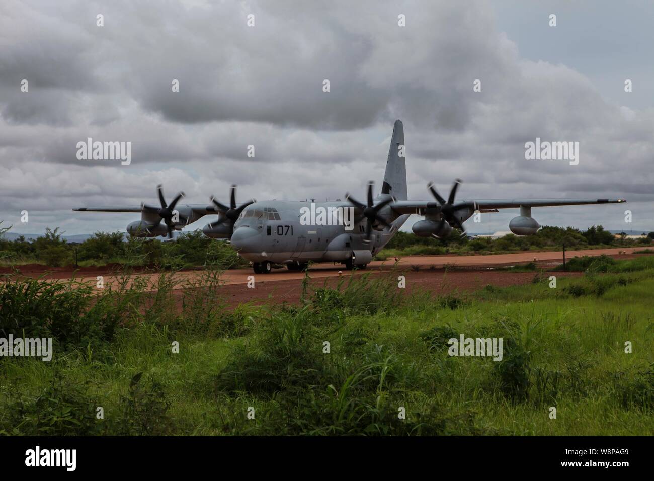 Ein U.S. Marine Corps KC-130J Super Hercules mit speziellen Zweck Marine Air-Ground Task Force-Crisis - Response-Africa 19.2, Marine Europa und Afrika, trifft in Bamako, Mali, Aug 6, 2019 während einer Botschaft - Verstärkung. SPMAGTF-CR-AF probten die Verstärkung der US-Botschaft in Bamako, um Kenntnisse als Warnhinweis Kraft und übung Krise-Operationen zur Unterstützung der Interessen der USA zu erhöhen. (U.S. Marine Corps Foto vom Kapitän Ton Groover) Stockfoto