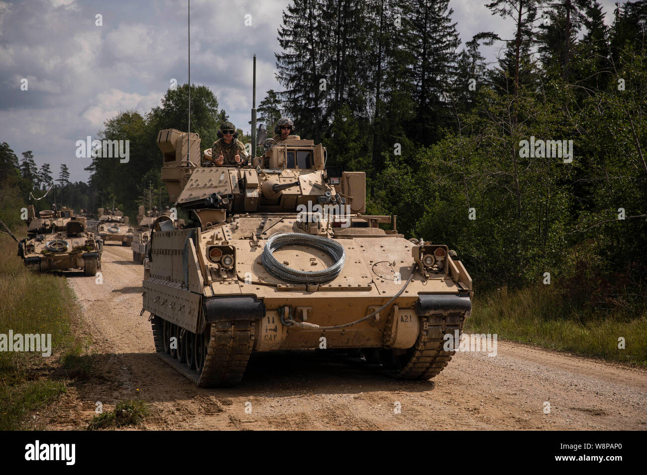 U.S. Army Bradley Kampffahrzeuge mit 1St Squadron, 4th Cavalry Regiment, 1st Armored Brigade Combat Team, 1.Infanterie Division, Rückkehr von einem Feuer im grafenwöhr Training Area, Deutschland, 8. August 2019. Die 1-4 CAV beteiligt sich an der kombinierten Lösung XII, einer multinationalen Übung konzipiert, der die Bereitschaft der alliierten Kräfte während der Atlantischen lösen zu erhöhen. (U.S. Armee Foto von Sgt. Thomas Mort) Stockfoto