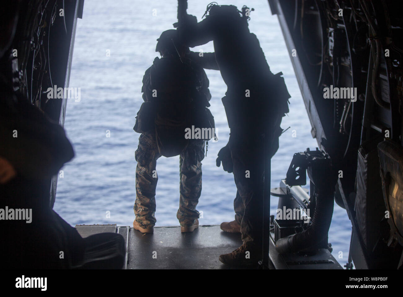 Pazifik (Aug. 9, 2019) Marines mit Bataillon Landung Team, 2.BATAILLON, 1 Marines, 31 Marine Expeditionary Unit, Vorbereitung für die schnelle Seil aus einer MV-22 B Osprey Kipprotor-flugzeug mit Marine Medium Tiltrotor Squadron 265 (verstärkt), an Bord der Amphibisches Schiff USS Wasp (LHD1). Wasp, Flaggschiff der Wasp amphibischen bereit, Gruppe, mit Eingeschifft 31 MEU, arbeitet in der indopazifischen Region Interoperabilität mit Partnern zu verbessern und dienen als ready-Response Force für jede Art von Kontingenz, und stellen gleichzeitig eine flexible und tödliche Krise Response Force bereit, Stockfoto