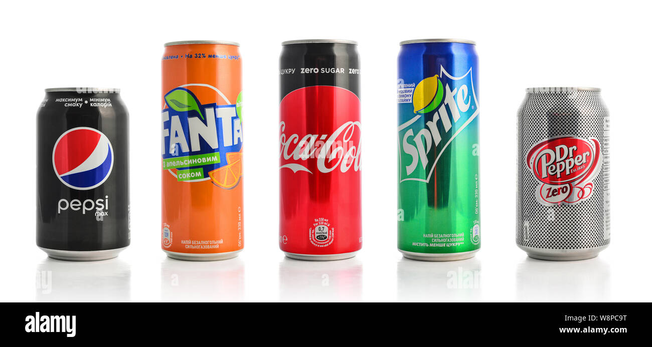 Kiew, Ukraine - 5. September 2018: die Gruppe der beliebtesten Marken der Softdrinks in Aluminiumdosen auf Weiß isoliert. Marken in dieser Gruppe enthalten sind Stockfoto