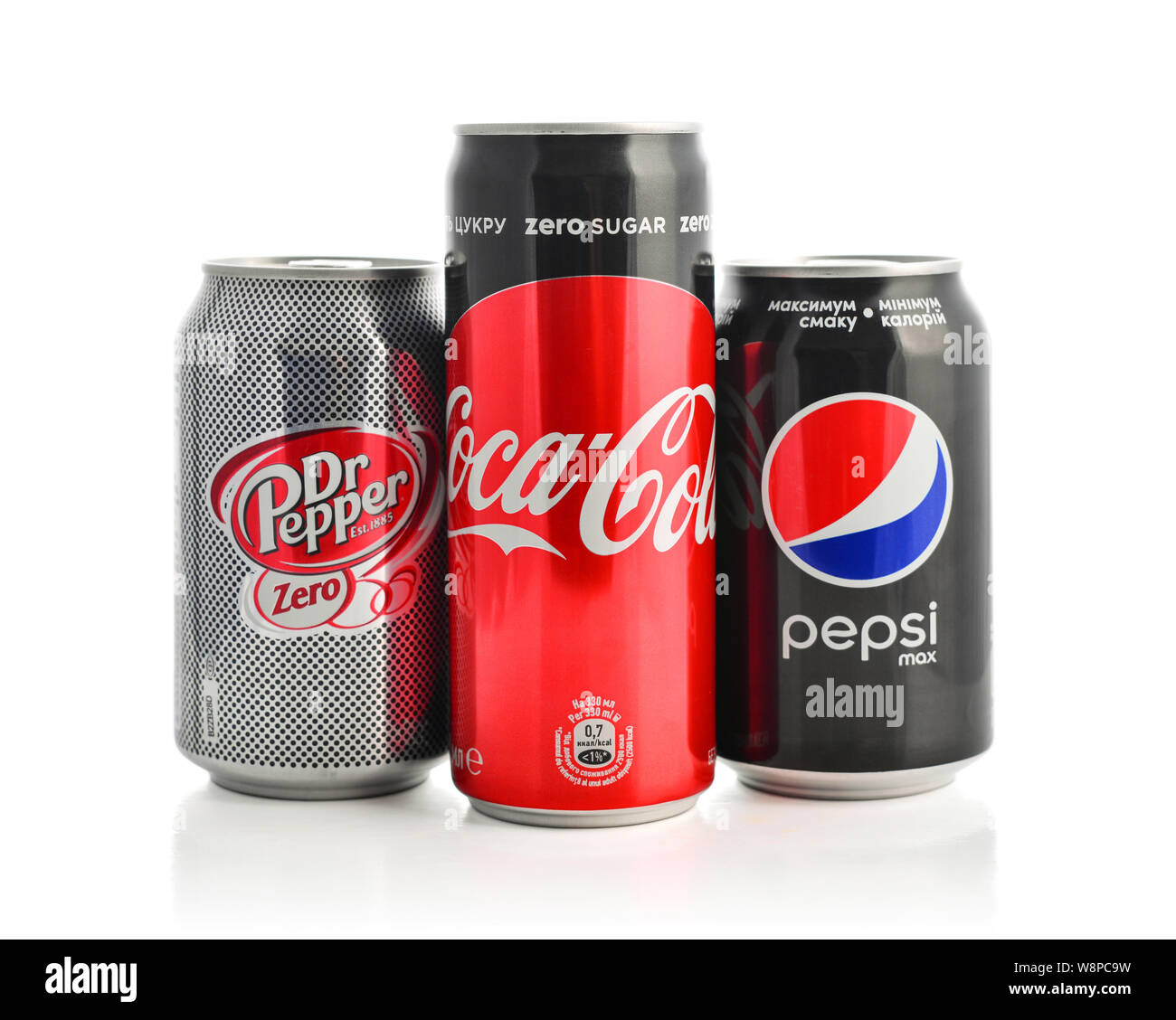 Kiew, Ukraine - 5. September 2018: die Gruppe der beliebtesten Marken der Softdrinks in Aluminiumdosen auf Weiß isoliert. Marken in dieser Gruppe enthalten sind Stockfoto