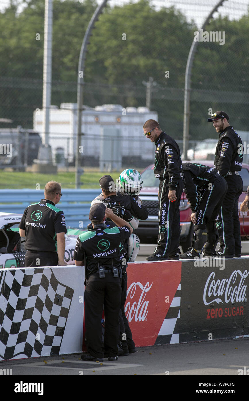 Watkins Glen, New York, USA. 3 Aug, 2019. August 03, 2019 - Watkins Glen, New York, USA: Austin Cindric (22) feiert seinen Gewinn für die Zippo200 von Watkins Glen International in Watkins Glen, New York. (Bild: © Logan Arce/ASP) Stockfoto