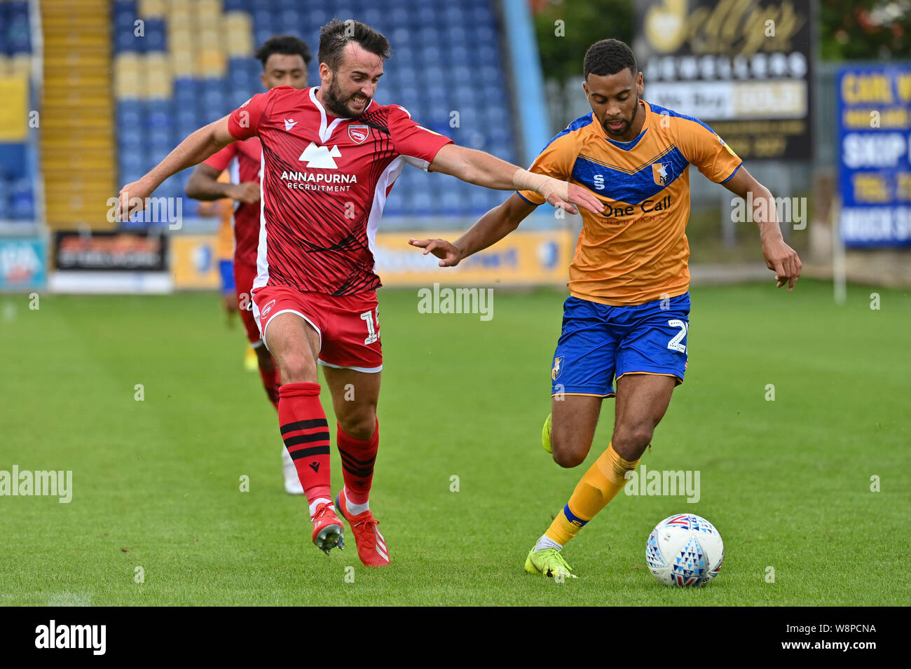 Der morecambe Aaron Wildig rangeleien Für die Kugel mit Mansfield Town CJ Hamilton: Bild Steve Flynn/AHPIX LTD, Fußball, Sky Bet Liga Zwei, Mansfiel Stockfoto