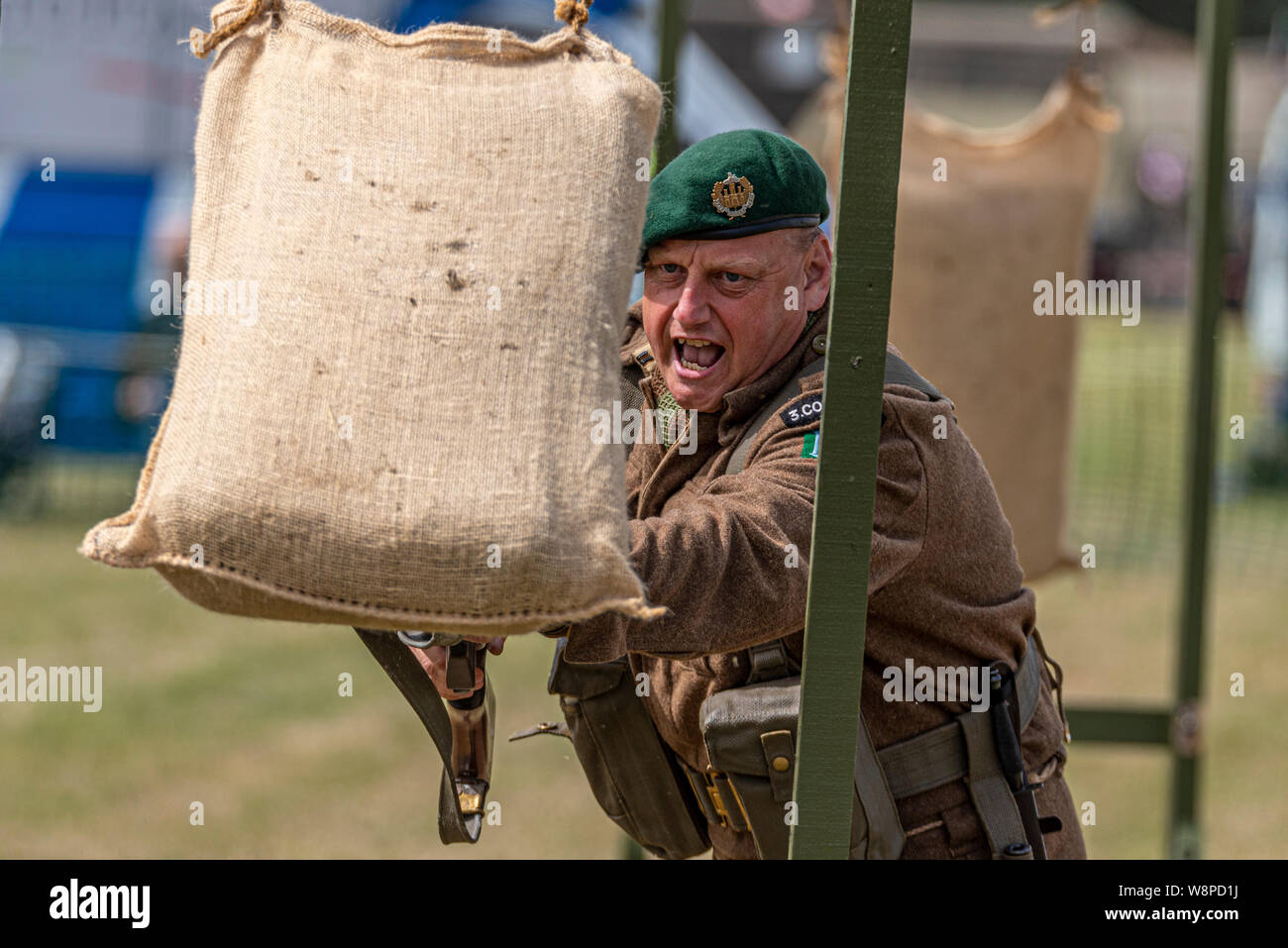 Echos der Geschichte Militär erscheinen an Purleigh, Essex, Großbritannien von der Essex Historic Military Vehicle Association organisiert. Nachspielen Bajonett Praxis Stockfoto
