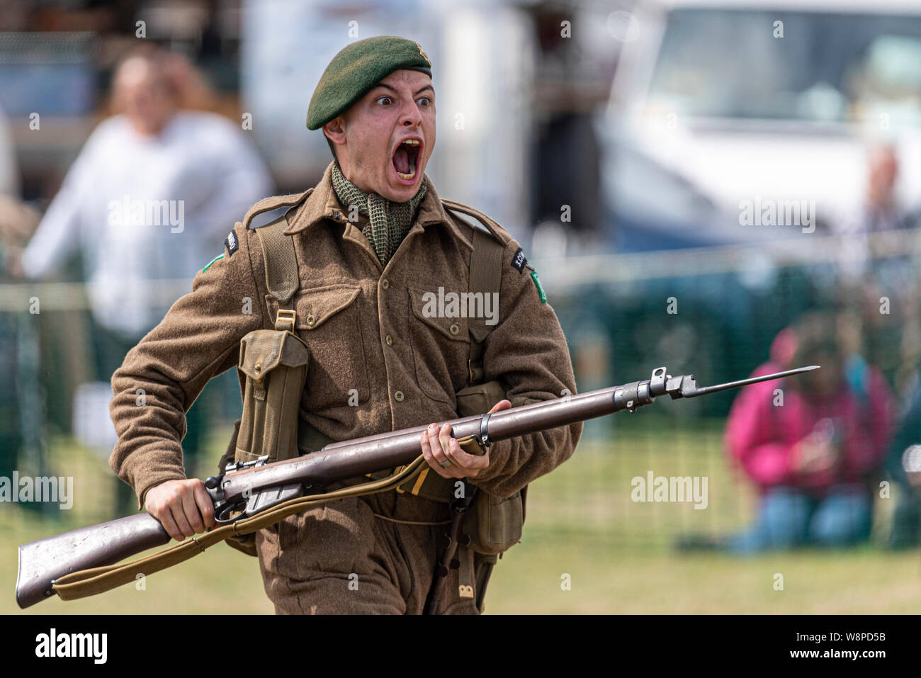 Echos der Geschichte Militär erscheinen an Purleigh, Essex, Großbritannien von der Essex Historic Military Vehicle Association organisiert. Nachspielen Bajonett Praxis Stockfoto