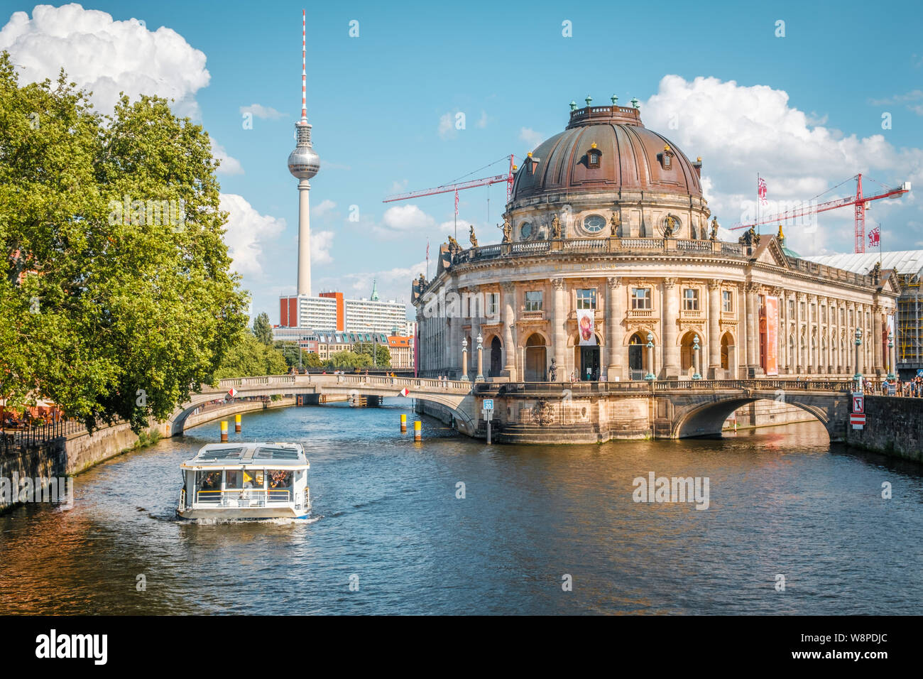 Berlin, Deutschland - Juni, 2019: Die Museumsinsel, das Schiff auf Spree und Fernsehturm im Sommer Tag in Berlin, Mitte Stockfoto