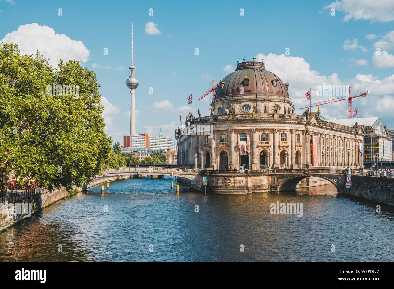 Berlin, Deutschland - Juni 2019: Berlin City mit Fernsehturm (Fernsehturm), Bode Museum und Spree im Museum Insel auf Sommer Tag Stockfoto