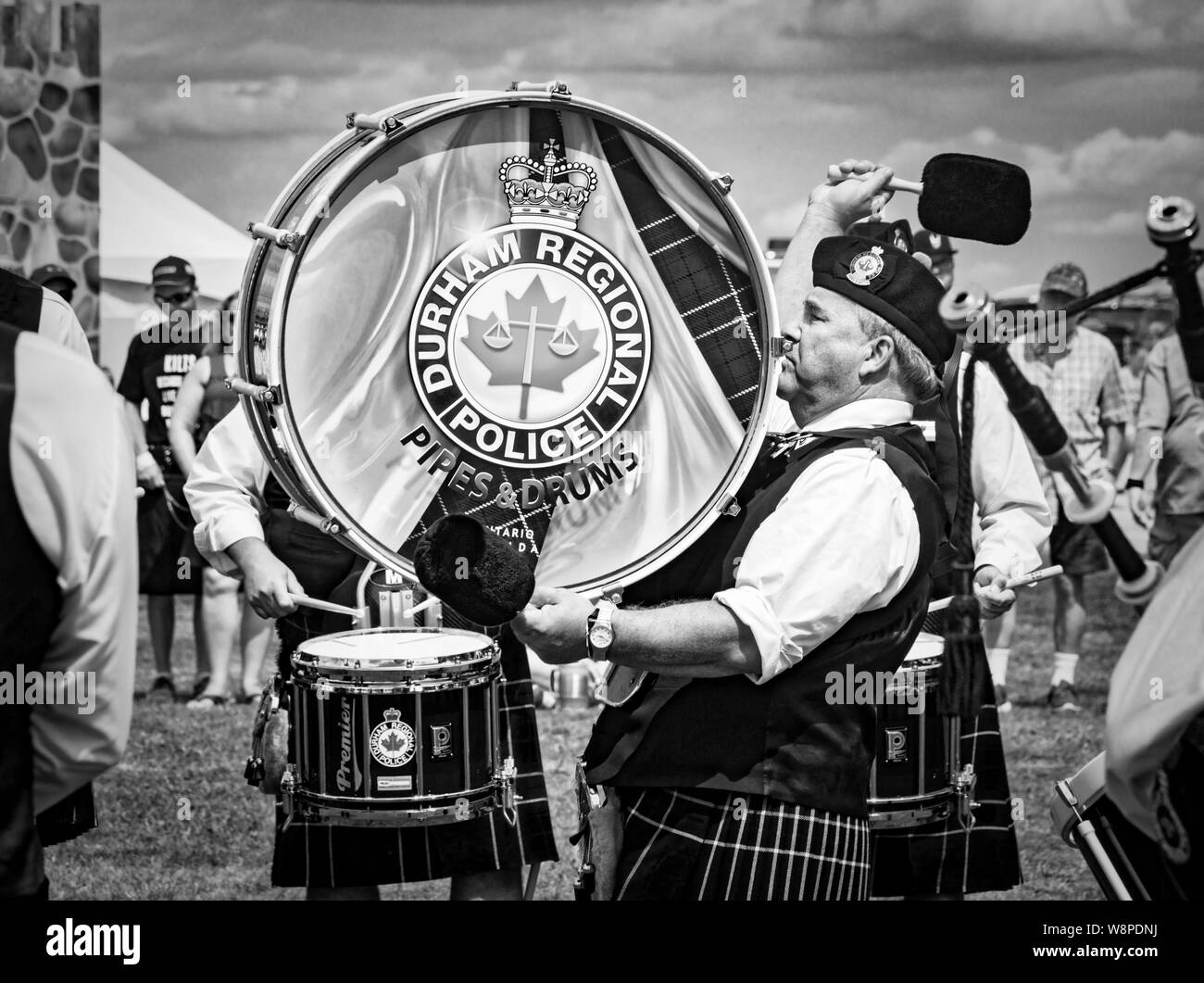 Fergus, Ontario, Kanada - 08 11 2018: Schlagzeuger der Durham regionale Polizei Rohre und Trommeln Band die Teilnahme an der Pipe Band Contest statt von Pipers Stockfoto