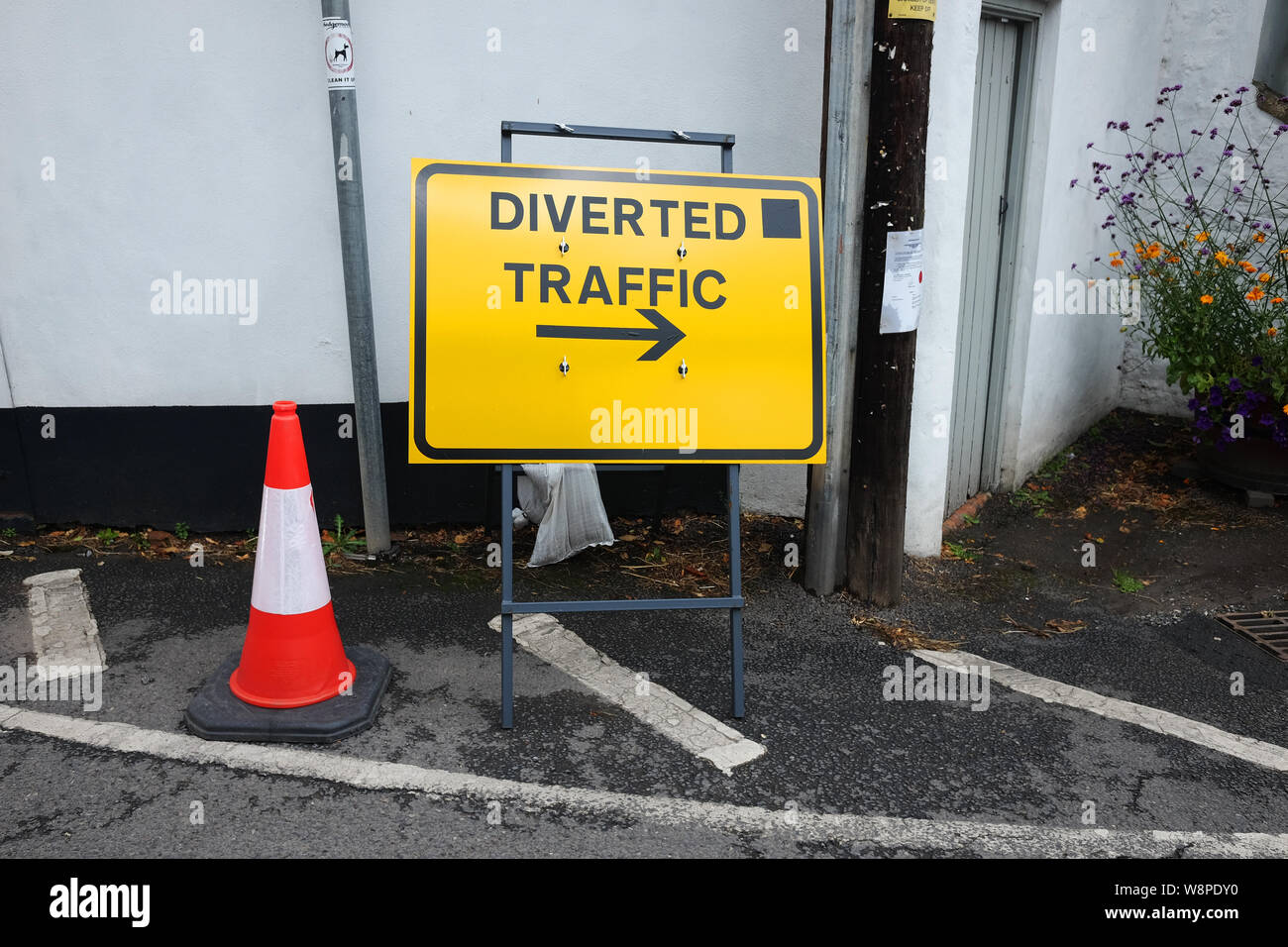 August 2019 - umgeleiteten Verkehr Straße Autobahn Zeichen in Großbritannien Stockfoto