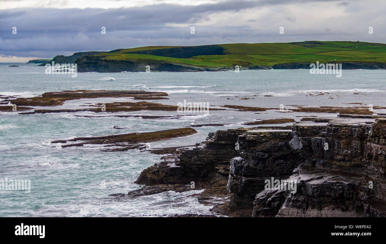 Umgebung der Küstenstadt Kilkee, County Clare, Irland sind interessante Klippen mit vielen einzigartigen Felsformationen Stockfoto