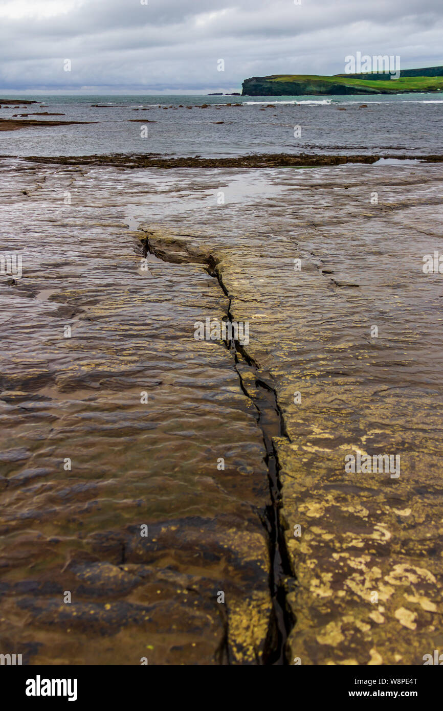 Umgebung der Küstenstadt Kilkee, County Clare, Irland sind interessante Klippen mit vielen einzigartigen Felsformationen Stockfoto