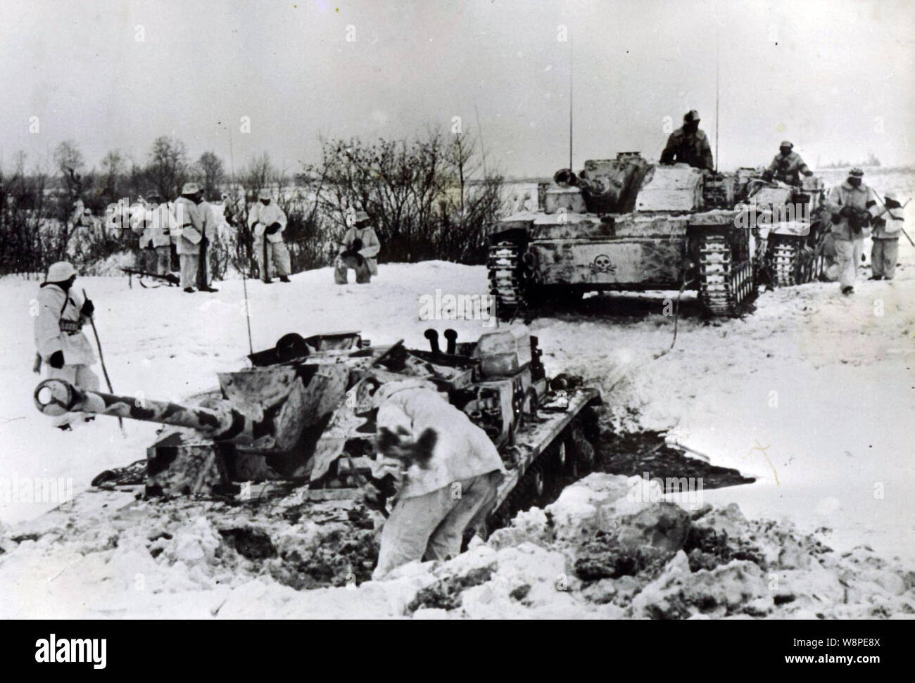 Deutsche Sturmgeschütz Stug Sturmgeschütz wattiefe ein eisiger Bach an der russischen Front 1944 Stockfoto