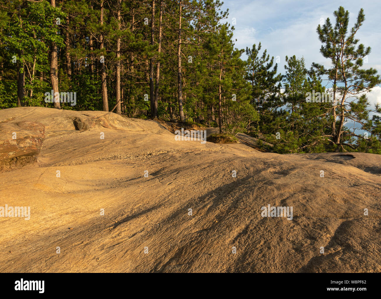 Erodiert Felsvorsprung bildet einen Aussichtspunkt auf einem Algonquin Park Trail Stockfoto