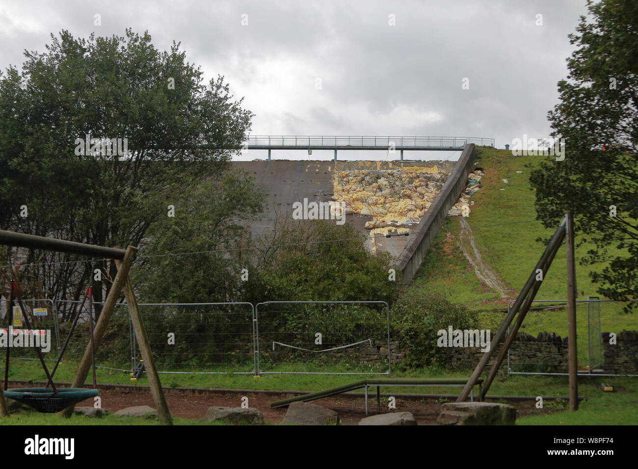 Blick auf Toddbrook Behälter Staumauer nach der provisorischen Reparatur Stockfoto