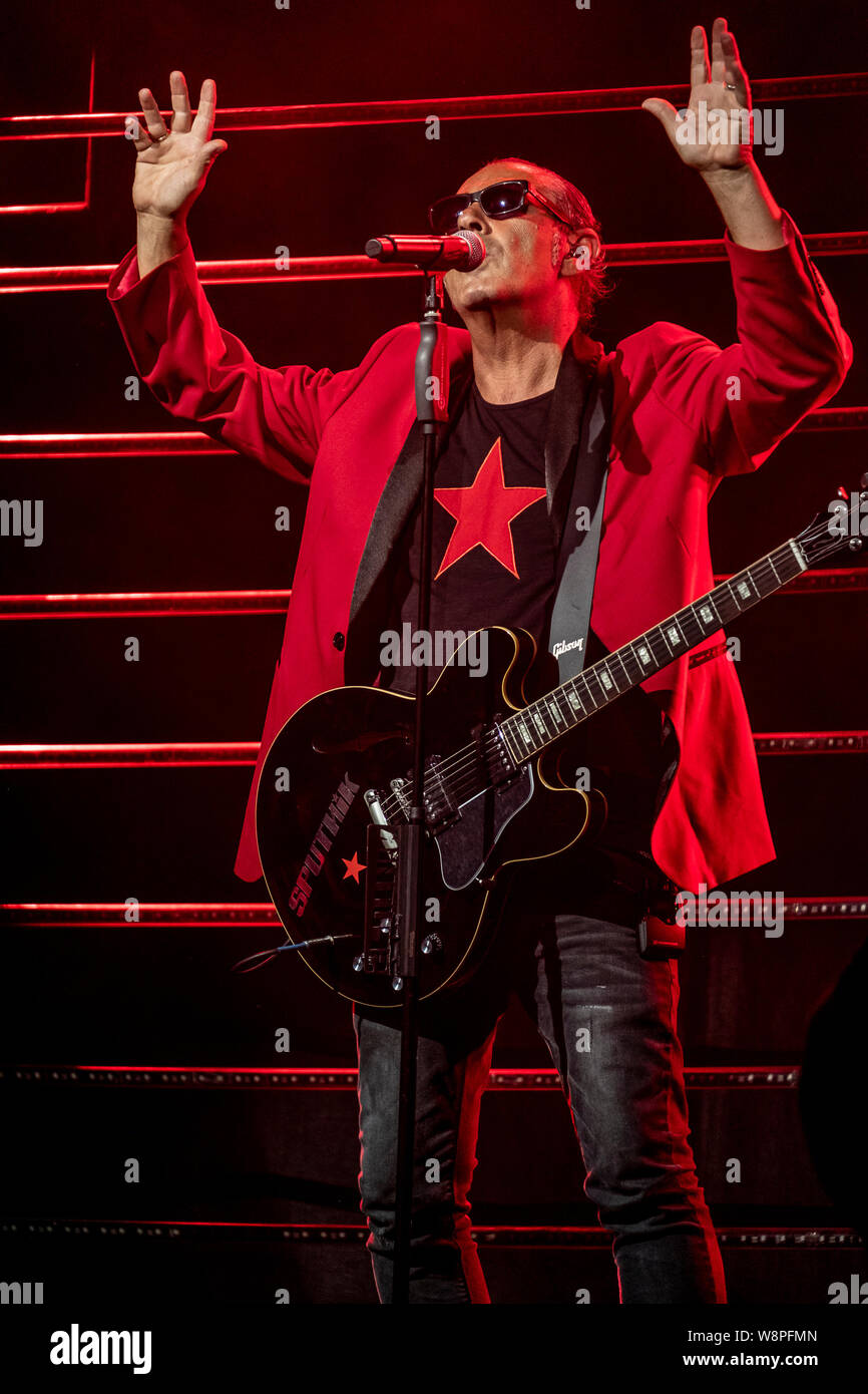 Italienische Sänger und Songwriter Luca Carboni, führt live auf der Bühne in der Cantina dei Colli Ripani in Ripatransone während seiner "Sputnik Tour 2019". Stockfoto