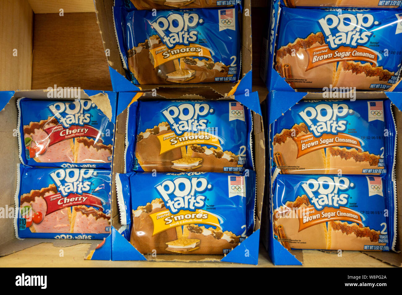 Ft. Pierce, FL/USA -810/19: Pakete von Knall-torten frühstück Bars für den Verkauf im Ladengeschäft. Stockfoto