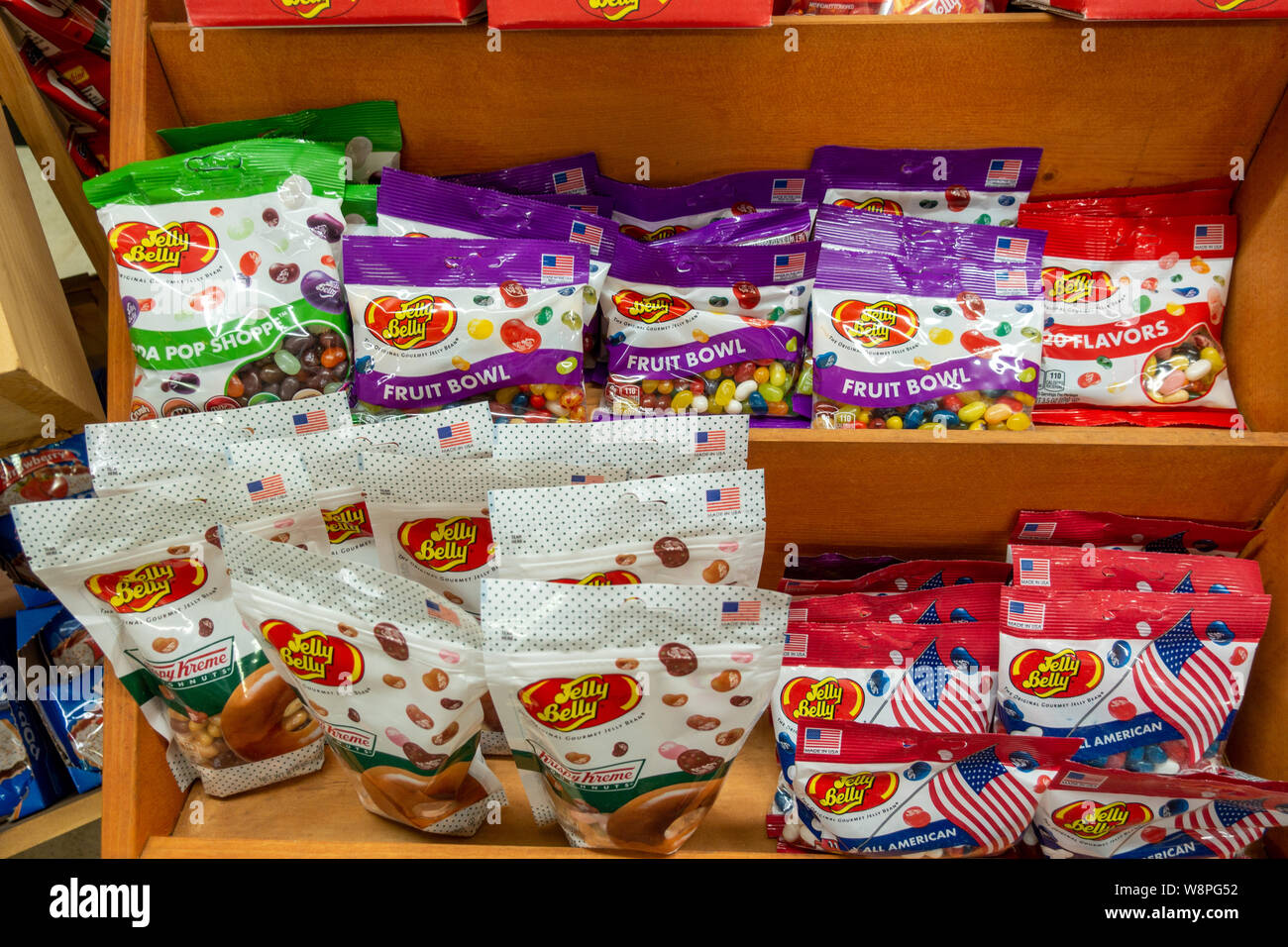 Ft. Pierce, FL/USA -810/19: Beutel mit Jelly Belly Bonbons für den Verkauf im Ladengeschäft. Stockfoto