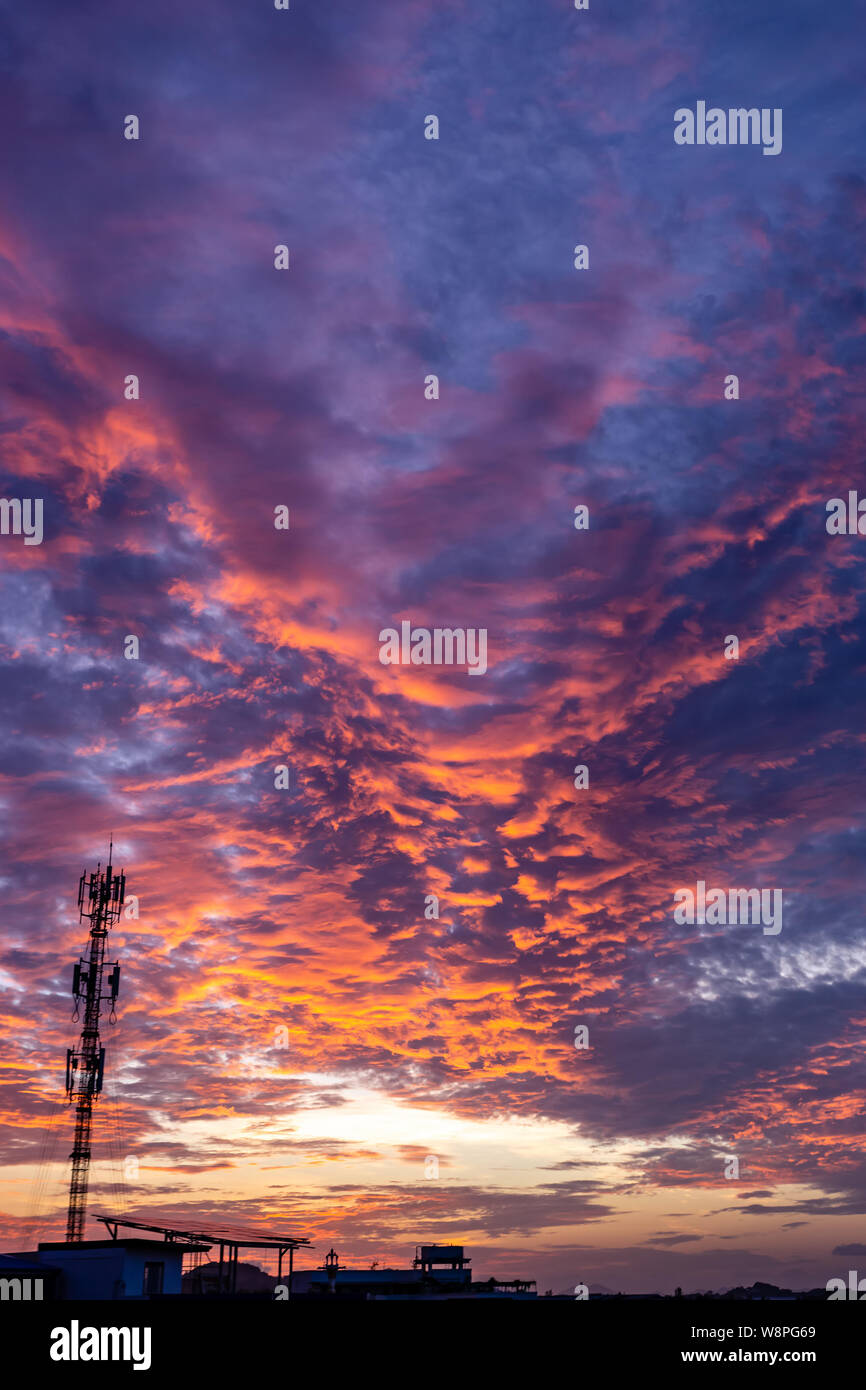 Magic Unreal bunte Himmel bei Sonnenaufgang silhouette Signal Antenne Tower Stockfoto