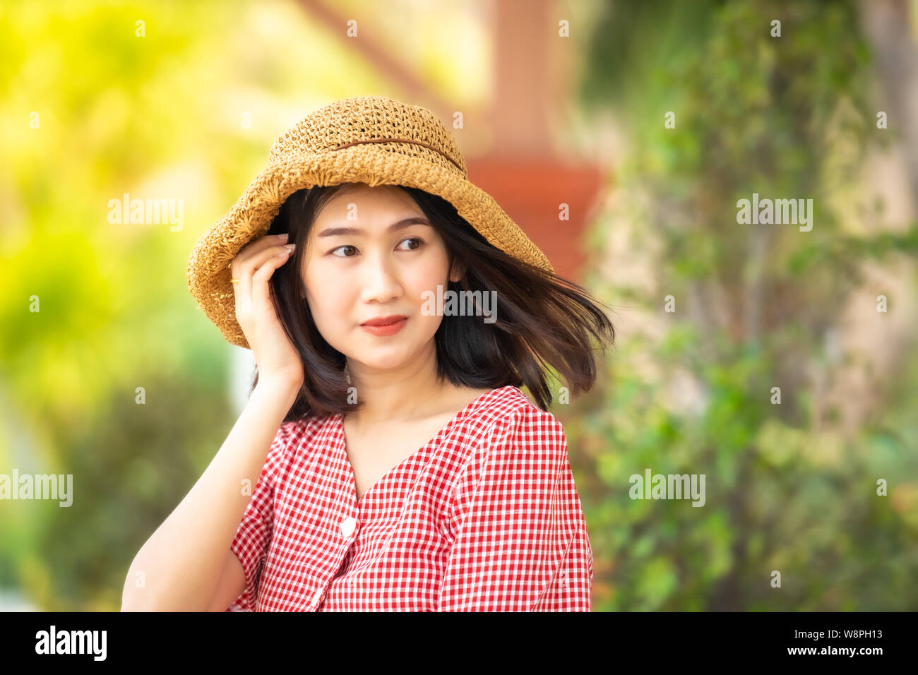 Asiatische Frauen Touristen mit Kamera und hell lächelnd an den Bahnhof. Stockfoto