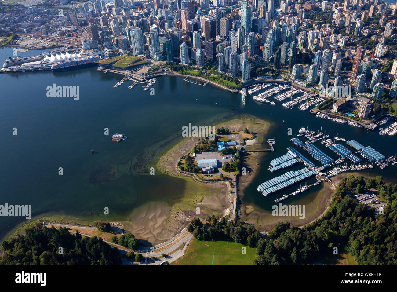 Luftaufnahme von Coal Harbour und einem modernen Stadtzentrum Stadt während einer lebendigen sonnigen Morgen. In Vancouver, British Columbia, Kanada. Stockfoto