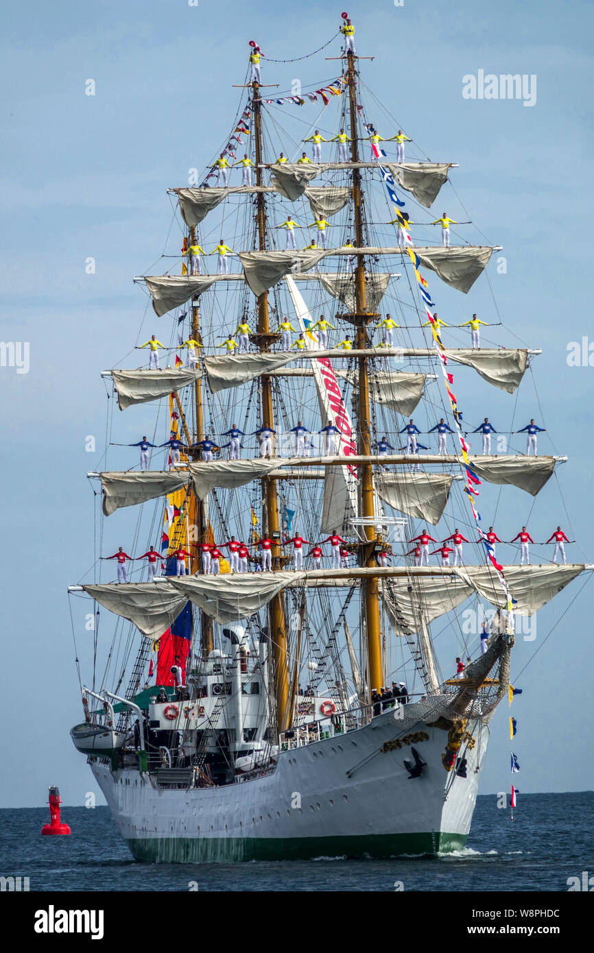 Eine Crew von der Kolumbianischen Marine Tall Ship Gloria zu Aufmerksamkeit in Salute wie das Schiff kommt für Hanse-sail Maritime Festival, Rostock Deutschland Stockfoto