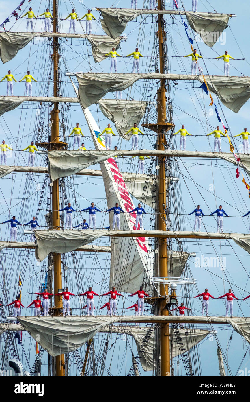 Eine Crew von der Kolumbianischen Marine Tall Ship Gloria zu Aufmerksamkeit in Salute wie das Schiff kommt für Hanse-sail Maritime Festival, Rostock Deutschland Stockfoto