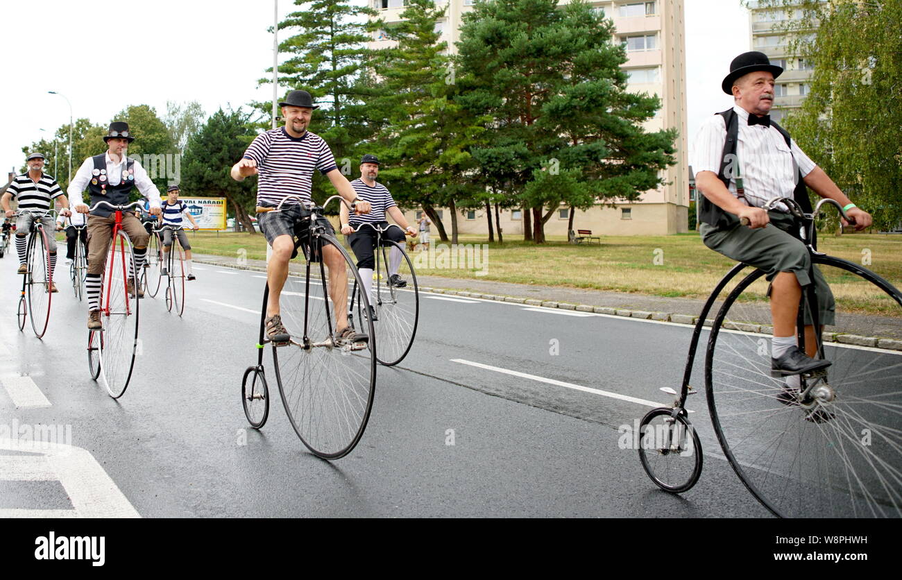 Prag, Tschechische Republik. 10 Aug, 2019. Radfahrer nehmen an einer Fahrt in Kutná Hora, der Tschechischen Republik, 10.08.2019. Dutzende von Radfahrern in traditioneller Kleidung ritt historische Fahrräder und durch das Zentrum der tschechischen Stadt Kutna Hora am Samstag Nachmittag den 150. Jahrestag der ersten Bike Race auf dem tschechischen Lande zu feiern. Das erste Radrennen in Böhmen war sagte in Kutna Hora am Aug 8, 1869 statt auf der Straße zwischen Kutna Hora und Sedlec. Credit: Dana Kesnerova/Xinhua Stockfoto